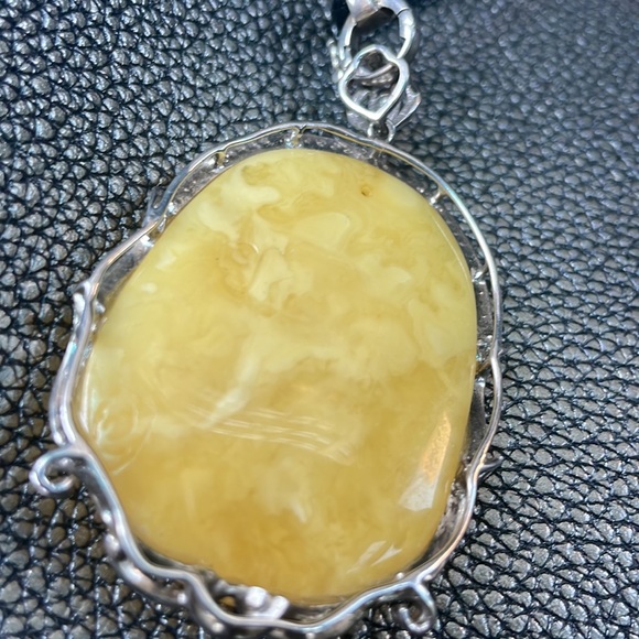 1000 year old amber mounted on silver with zirconium stones. - Picture 2 of 3